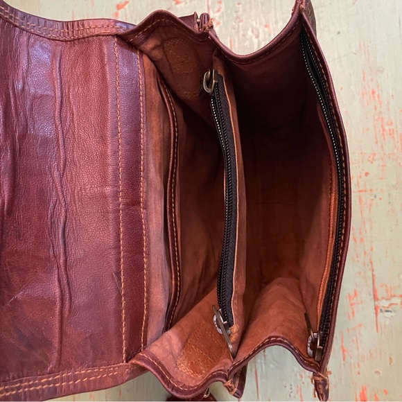 Dark brown leather men’s rustic explorer crossbody messenger satchel sling bag - Picture 11 of 14